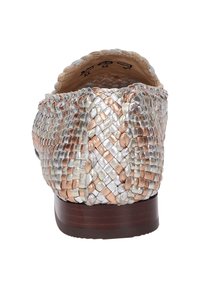 Strukturierte gewebte Loafer in Silber und Roségold, mit einer gerundeten Rückform und einem holzähnlichen Absatz. Einzigartiges, geflochtenes Musterdetail.