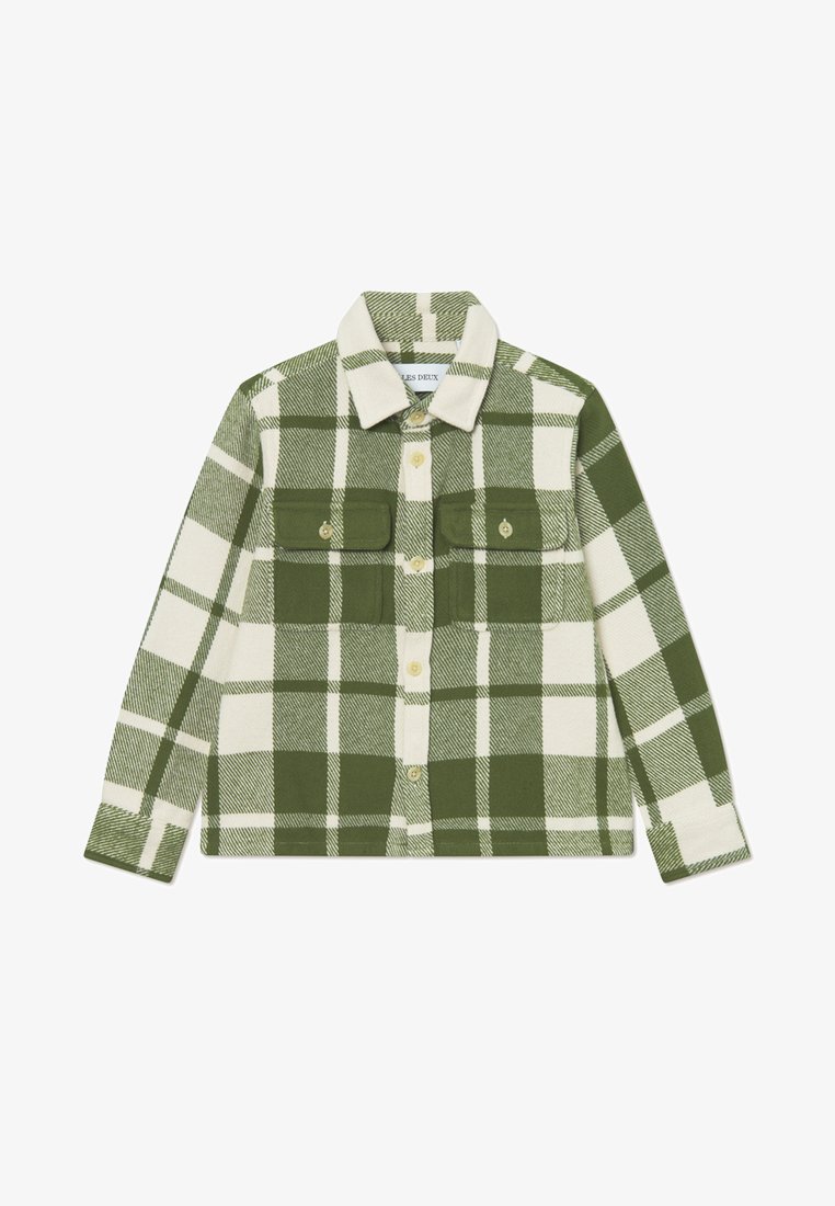 Camisa de flanela xadrez verde e branca com mangas longas, dois bolsos no peito, fecho de botões e colarinho pontudo. Textura suave.