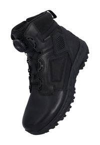 Botte imperméable noire avec un design robuste en cuir et mesh, des accents texturés, et un mécanisme de fermeture par molette. Dotée d'une semelle à tranche épaisse et résistante.