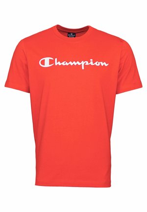 Rotes T-Shirt mit kurzen Ärmeln und weißem "Champion"-Logo bedruckt auf der Brust und Rundhalsausschnitt.