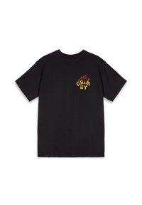 Camiseta de algodón negra con un diseño de llamas multicolores cerca del pecho izquierdo, con el texto "GRIM EY" en letras negritas y estilizadas.