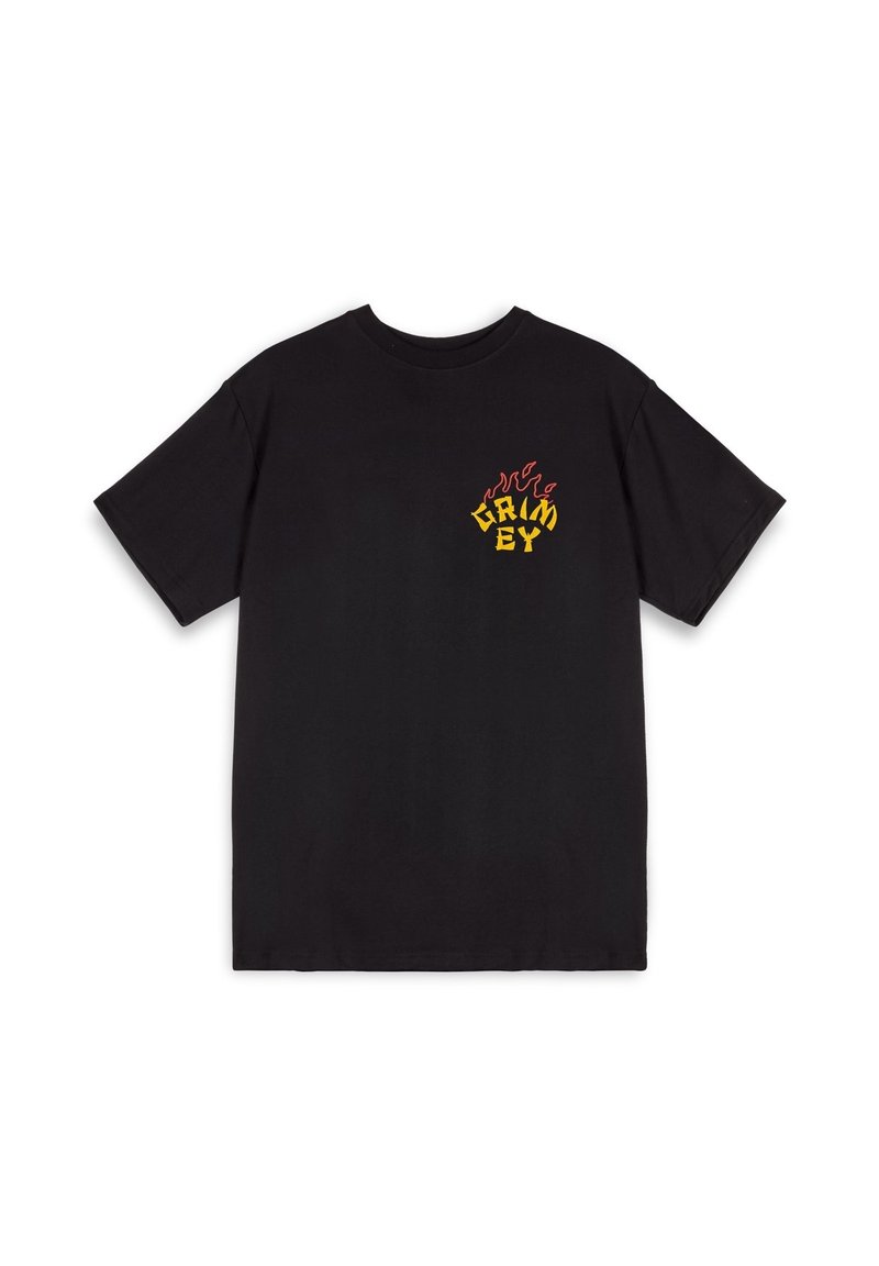 Czarny bawełniany t-shirt z wielokolorowym wzorem płomieni w okolicy lewej klatki piersiowej, z tekstem "GRIM EY" w pogrubionym, stylizowanym kroju pisma.