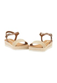 Sandalias de cuña de piel marrón con acentos de paja trenzada, diseño de punta abierta y correa ajustable para el tobillo, con una suela texturizada.