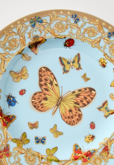 Κεραμικό πιάτο με ανοιχτό γαλάζιο φόντο, διακοσμημένο με χρυσά λουλουδένια μοτίβα και πολύχρωμα σχέδια πεταλούδας και πασχαλίτσας.
