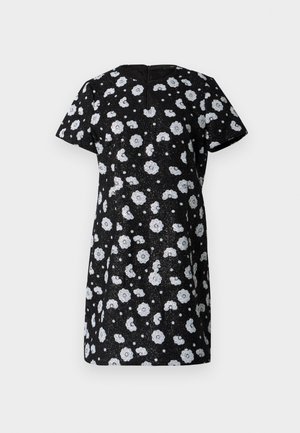 Μαύρο φόρεμα με κοντά μανίκια, διακοσμημένο με λευκά λουλουδένια σχέδια, στρογγυλή λαιμόκοψη και φερμουάρ στην πίσω μέση. Υφασμάτινη υφή που προσθέτει οπτικό ενδιαφέρον.