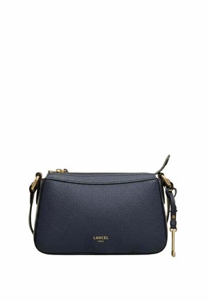 Sac bandoulière Lancel Paris en cuir texturé bleu marine avec fermeture éclair dorée, logo, et sangle amovible avec ferrures dorées.
