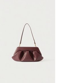 Borsa a mano in pelle marrone scuro con design arricciato e una singola tracolla sottile su uno sfondo chiaro uniforme.