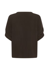 Blouse marron à manches courtes avec un design simple. Présente un revers, une coupe décontractée et un col rond. Texture de tissu lisse.