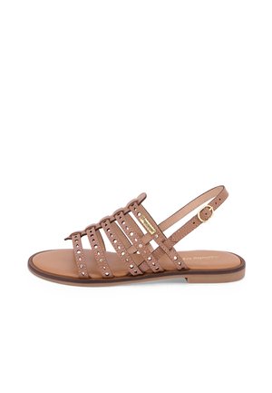 Sandalo in pelle marrone con più ampie fasce caratterizzate da intagli circolari, punta aperta, suola piatta e cinturino regolabile alla caviglia.