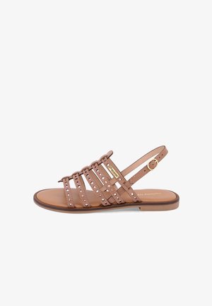 Sandalo in pelle marrone con più ampie fasce caratterizzate da intagli circolari, punta aperta, suola piatta e cinturino regolabile alla caviglia.