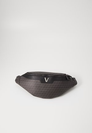 Dunkelgraue gemusterte Bauchtasche mit schwarzem Rand, silbernem Reißverschluss und silbernem „V“-Emblem vorne in der Mitte.