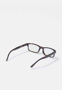 Ochelari tortoise maro cu lentile rectangulare, brațe subțiri și o ușoară curbură. Lentilele sunt semi-transparente, oferind o nuanță ușoară.