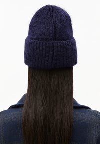 Dunkelblauer Strickmütze, mit geripptem Muster, runder Krone und umgeschlagenem Bündchen. Weiches Wollmischgewebe für Wärme.