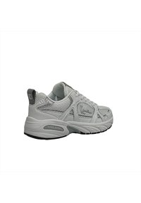 De légers chaussures de sport gris clair présentent des panneaux en maille, une structure de soutien, des semelles texturées et un logo sur le côté avec une légère élévation du talon.