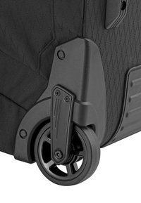 Zwarte koffer met wielen, gemaakt van een gestructureerde stof met diamantpatroon. Voorzien van een stevige plastic handgreep en een duurzame rubberen wiel voor mobiliteit.