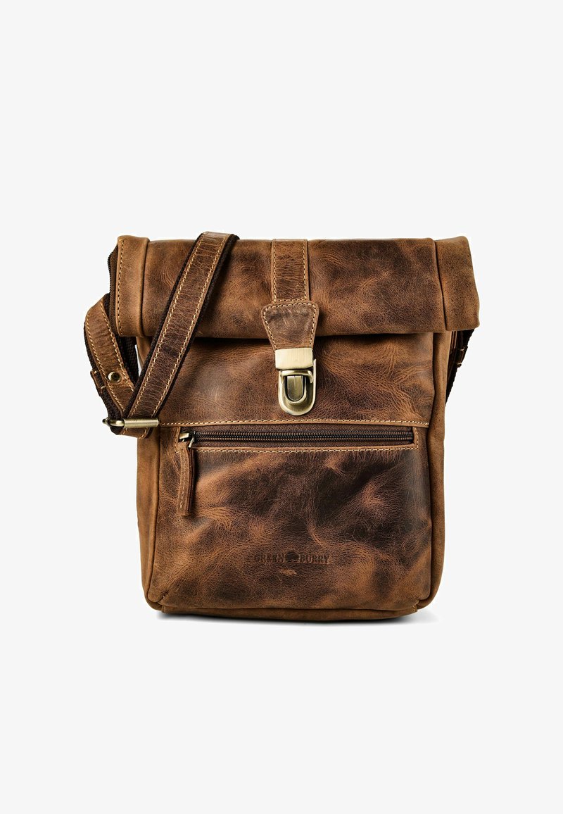 Sac bandoulière en cuir marron distressed avec poche avant zippée, fermeture à rabat et sangle réglable sur fond blanc.