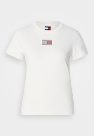 Weißes Baumwoll-T-Shirt mit einem kleinen grafischen Rechteck in Rot, Weiß und Blau. Kurze Ärmel und Rundhalsausschnitt.