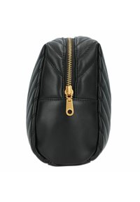 Borsa in pelle nera trapuntata con forma arrotondata, dotata di una cerniera dorata e una superficie testurizzata.