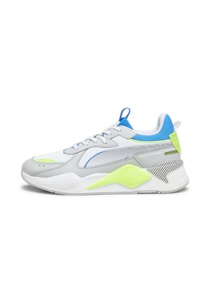 Biało-szary sportowy sneaker z niebieskimi i neonowo-żółtymi akcentami, siateczkowymi detalami i grubą podeszwą, pokazany z boku na białym tle.