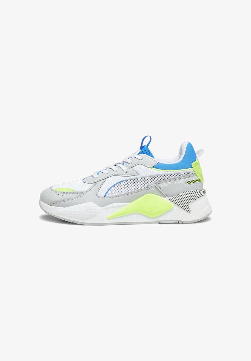 Baskets de sport blanches et grises avec des accents bleus et jaune néon, détails en maille et une semelle épaisse, vues de côté sur fond blanc.