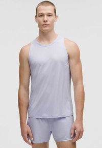 Set di top sportivo senza maniche e pantaloni corti in lavanda chiaro, realizzato in tessuto leggero, con una texture liscia.