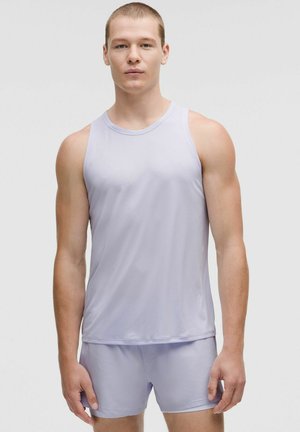 Set di top sportivo senza maniche e pantaloni corti in lavanda chiaro, realizzato in tessuto leggero, con una texture liscia.