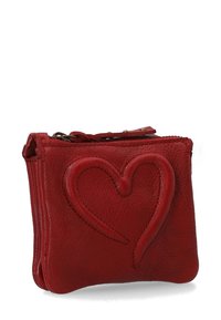 Rød læderpung med et forhøjet hjerte-design, glat tekstur, lynlåslukning og sidelægninger med en lille håndledsrem.