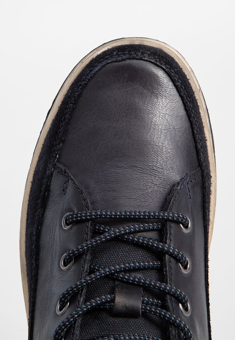 Dunkelblaue Leder Sneakers mit strukturierter Oberfläche, runder Zehenpartie und kontrastierenden Schnürsenkeln. Verfügt über eine cremefarbene Gummisohle und gestickte Akzente.