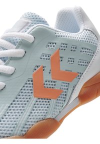 Světle modrá a bílá atletická bota s oranžovým chevronovým logem, síťovinovým svrškem, bílými tkaničkami a gumovou podrážkou.