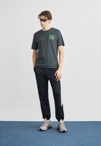 Nike Sportswear TEE FLOAT - T-shirts med print - anthracite