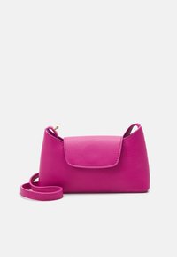 Borsa a spalla in pelle rosa brillante con patta piegata e lunga tracolla regolabile, su uno sfondo bianco semplice.