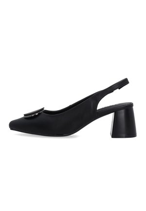 Czarny but na obcasie typu slingback z zaostrzonym noskiem, grubym obcasem i okrągłą ozdobną klamrą na górze.