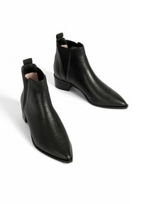 Botas de cuero negras hasta el tobillo con punta afilada y un tacón bajo en bloque, con paneles laterales elásticos y una lengüeta para ponerlas y quitarlas fácilmente.