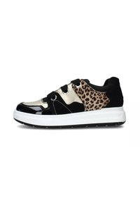 Sneaker nera e oro caratterizzato da un mix di pelle verniciata, camoscio e dettagli in stampa leopardata ai lati, con una suola in gomma bianca.