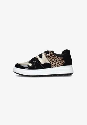 Sneaker nera e oro caratterizzato da un mix di pelle verniciata, camoscio e dettagli in stampa leopardata ai lati, con una suola in gomma bianca.