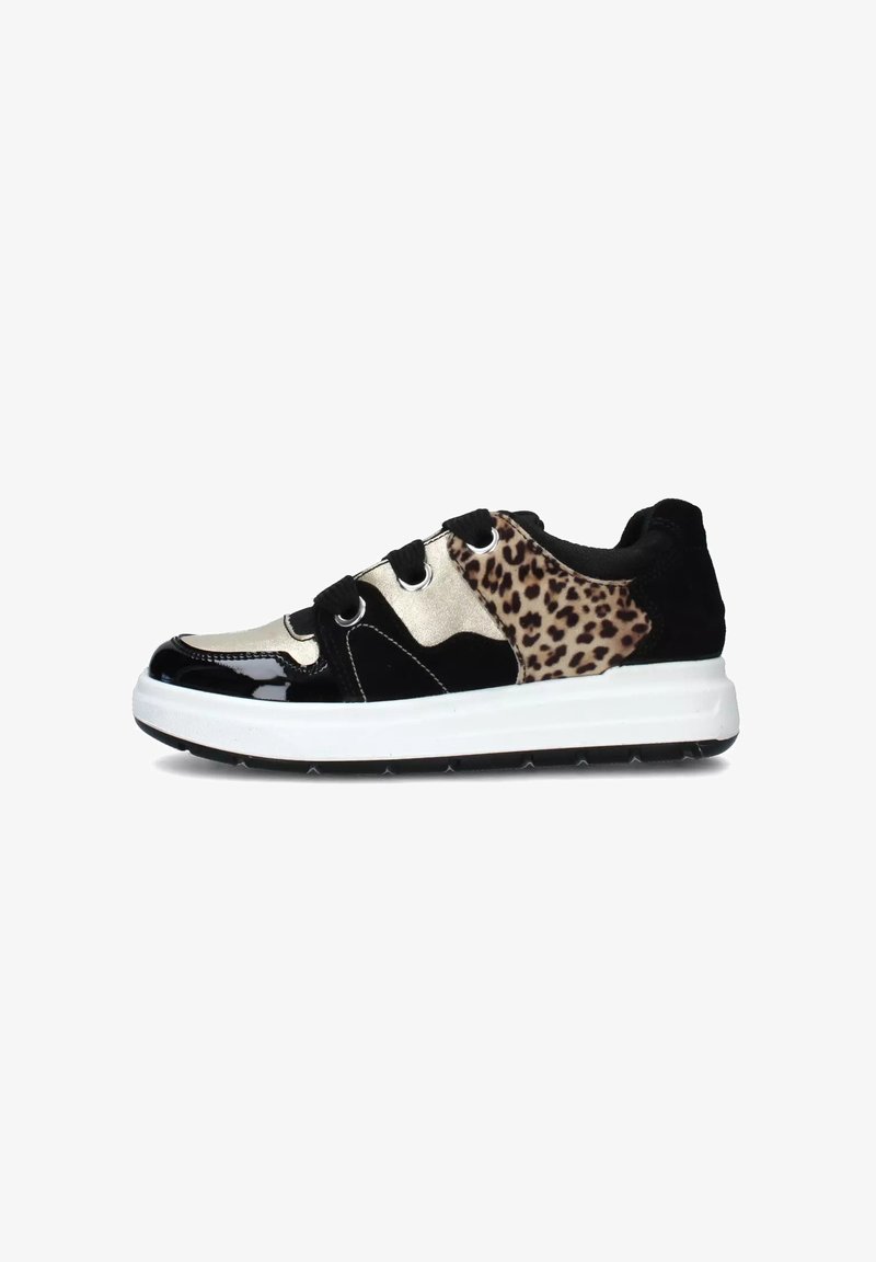 Sneaker nera e oro caratterizzato da un mix di pelle verniciata, camoscio e dettagli in stampa leopardata ai lati, con una suola in gomma bianca.