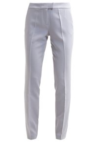 Pantalons tailleurs gris clair avec une texture lisse, jambes droites et plis à l'avant. Comprend une taille et une fermeture à glissière.