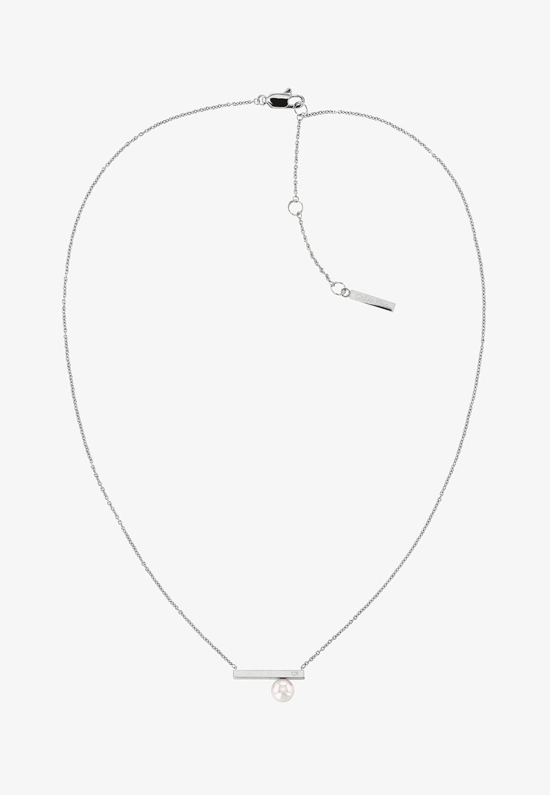 Silberne Kettenhalskette mit einem horizontalen Barren-Anhänger und einer zentralen Perle. Minimalistisches Design mit glatter Oberfläche und Branding-Detail.