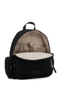 Zaino in nylon nero con esterno testurizzato, scomparti con zip, fodera beige e spallacci regolabili. Presenta un manico superiore per una facile portabilità.
