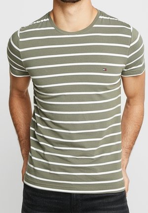 Oliwkowa koszulka z białymi poziomymi paskami, z okrągłym dekoltem i krótkimi rękawami, wykonana z miękkiej bawełny.