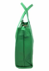 Zielona skórzana torba na ramię o teksturowanej powierzchni, płaskim kształcie i dwóch paskach na ramię. Posiada zamek błyskawiczny i smukły design.