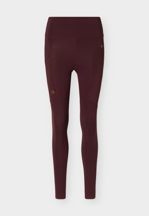 Bordeauxrode leggings met hoge taille, zijzakken, zichtbare naden en kleine logopatchen op de linker dij en rechter zak.