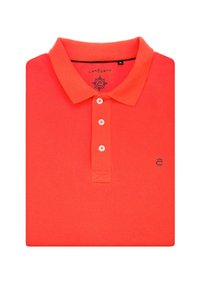 Koszulka polo w jasnym koralowym kolorze, wykonana z tkaniny o teksturowanej fakturze, z trzema guzikami, haftem z logo oraz klasycznym kołnierzykiem.