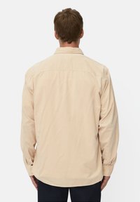 Zijde lange mouwen shirt gemaakt van zachte stof, met een knoopmanchet, rugpas en een ronde zoom voor een comfortabele pasvorm.