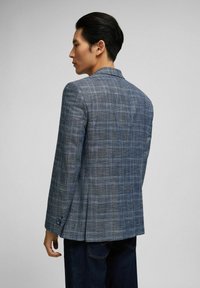 Heren blauwe geruite blazer met een tailored fit, van een gestructureerde stof, met net uitgesneden revers en een sluiting met twee knopen. Zichtbare stikdetails.