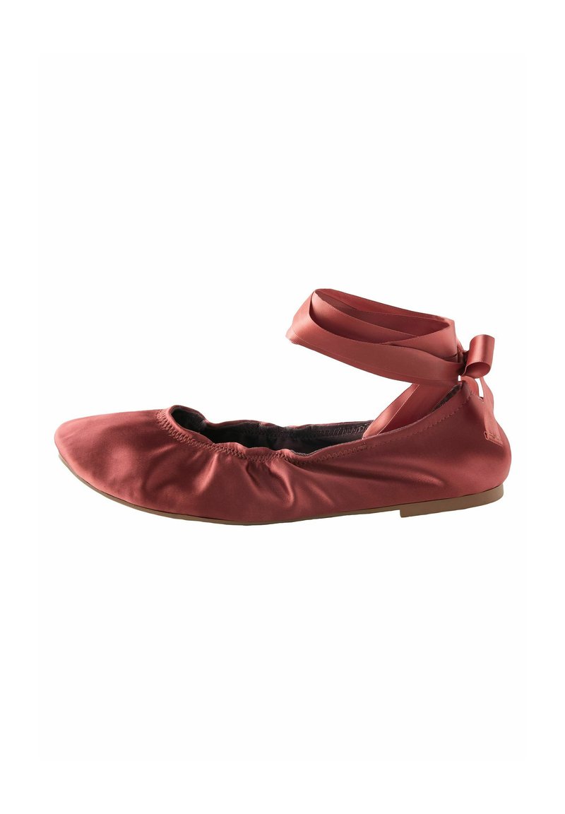 Ballet flat in raso rosso con punta rotonda, dettagli arricciati sul davanti e cinturino regolabile legato a fiocco, suola piatta.