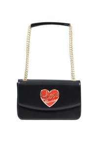 Borsa a mano nera in ecopelle con una tracolla in catena dorata, caratterizzata da una chiusura a forma di cuore rosso con la scritta "Love Moschino" in rilievo dorato.