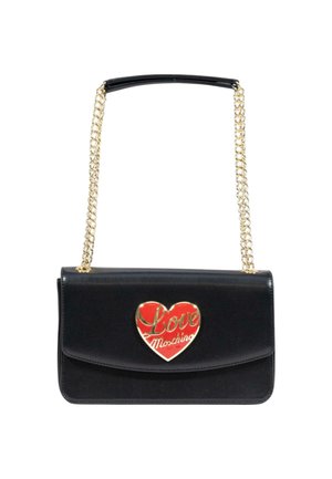 Borsa a mano nera in ecopelle con una tracolla in catena dorata, caratterizzata da una chiusura a forma di cuore rosso con la scritta "Love Moschino" in rilievo dorato.
