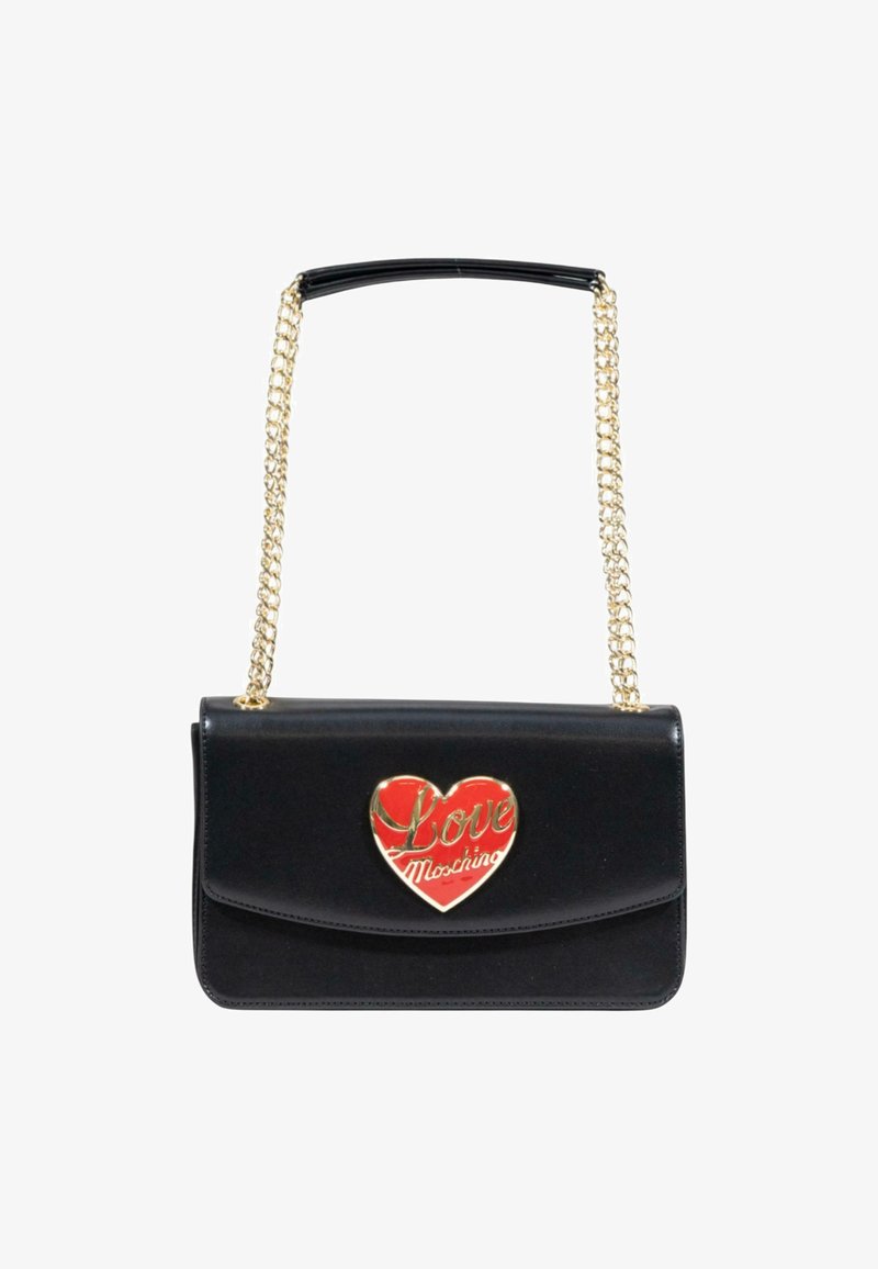 Borsa a mano nera in ecopelle con una tracolla in catena dorata, caratterizzata da una chiusura a forma di cuore rosso con la scritta "Love Moschino" in rilievo dorato.