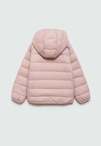 Jachetă puffer roz deschis cu glugă, având linii matlasate și un talie ajustată. Material moale, fără hardware sau accente vizibile.